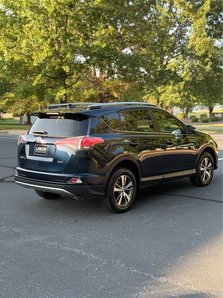 2018 Toyota RAV4 XLE photo 7