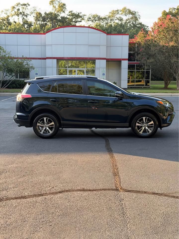 2018 Toyota RAV4 XLE photo 8