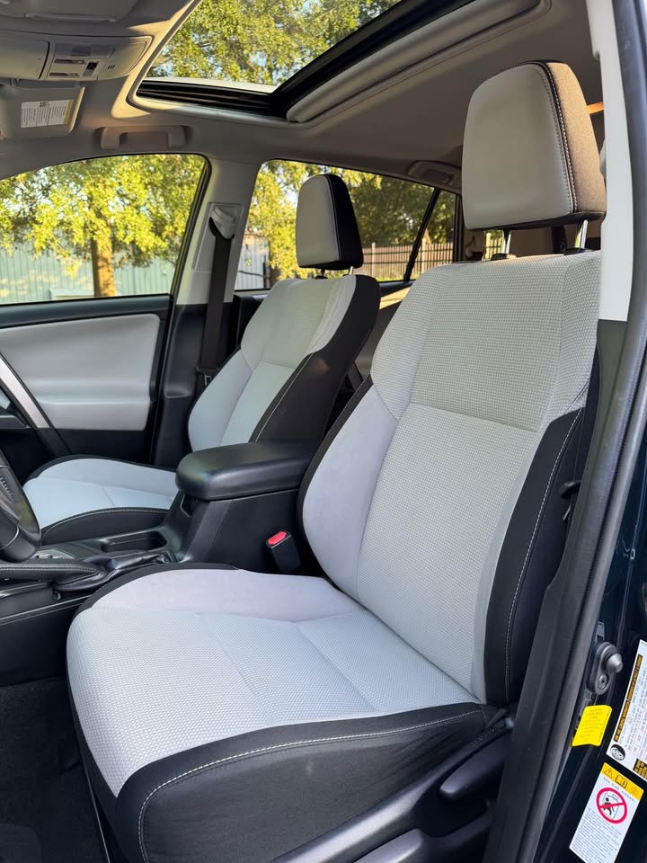 2018 Toyota RAV4 XLE photo 10