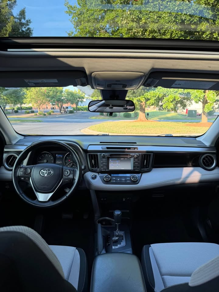 2018 Toyota RAV4 XLE photo 13