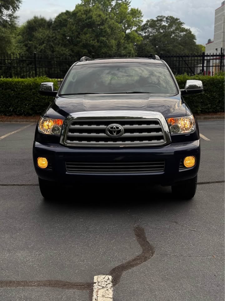 2010 Toyota Sequoia Limited 4WD photo 2