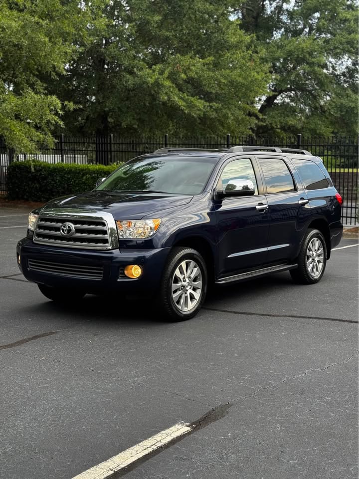 2010 Toyota Sequoia Limited 4WD photo 3