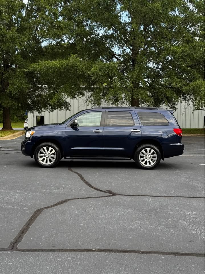 2010 Toyota Sequoia Limited 4WD photo 4