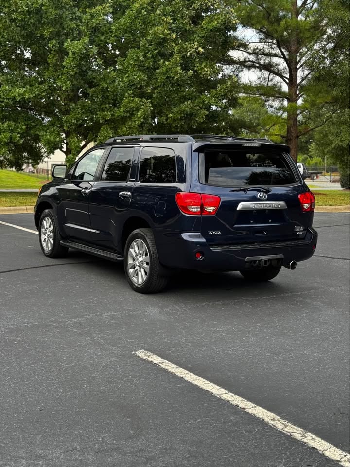 2010 Toyota Sequoia Limited 4WD photo 5