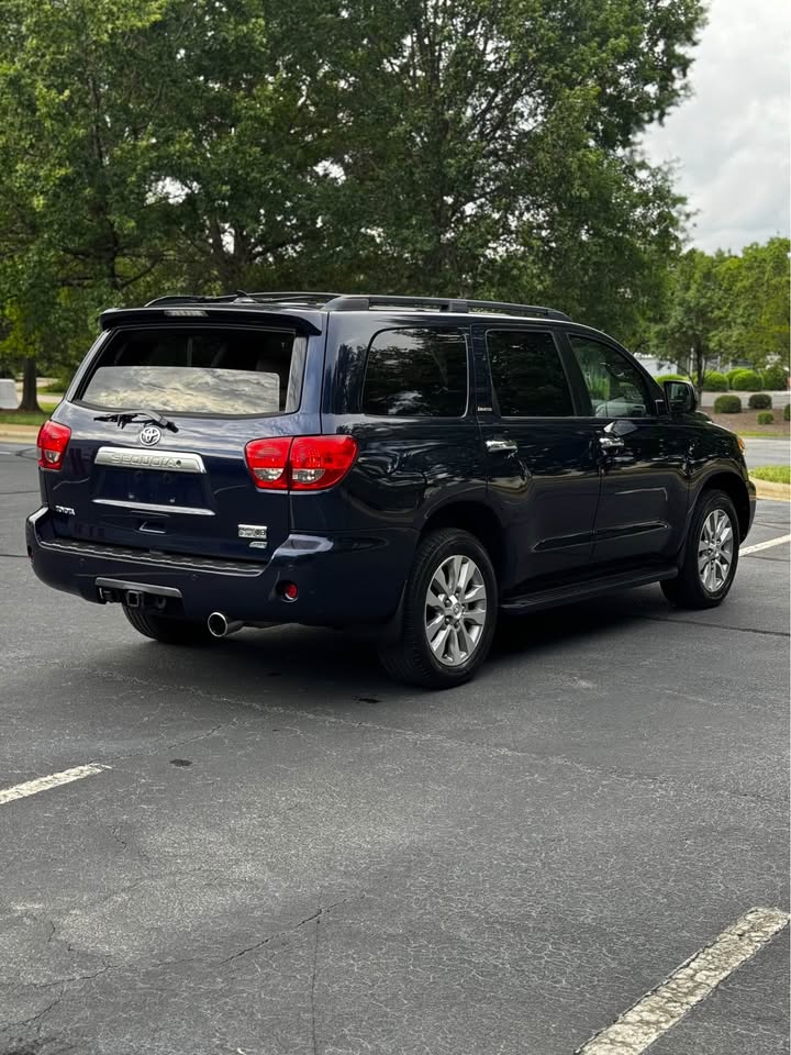 2010 Toyota Sequoia Limited 4WD photo 7