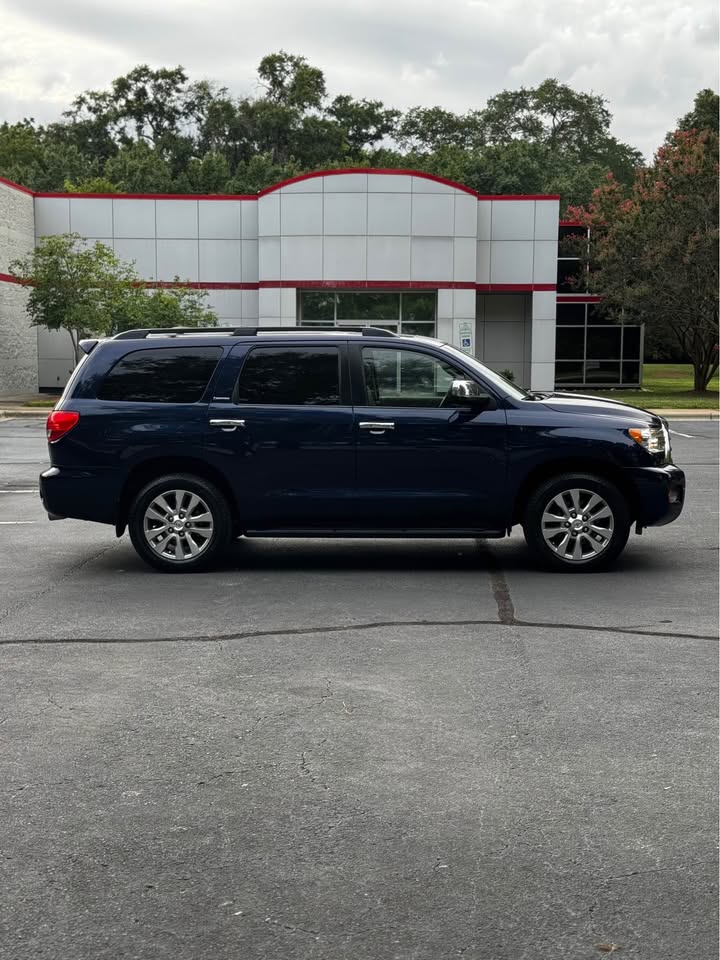 2010 Toyota Sequoia Limited 4WD photo 8
