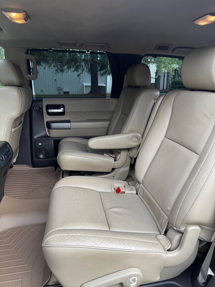 2010 Toyota Sequoia Limited 4WD photo 11