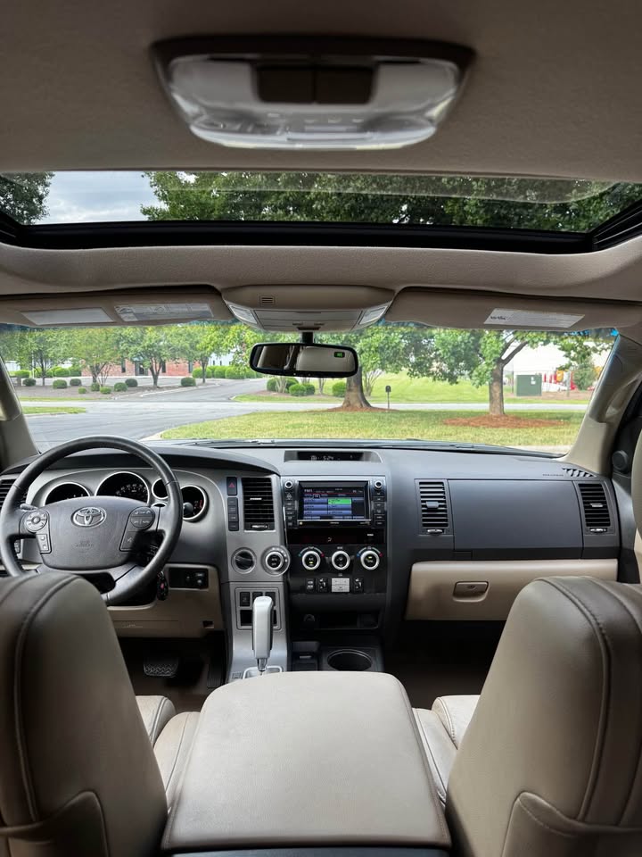 2010 Toyota Sequoia Limited 4WD photo 14