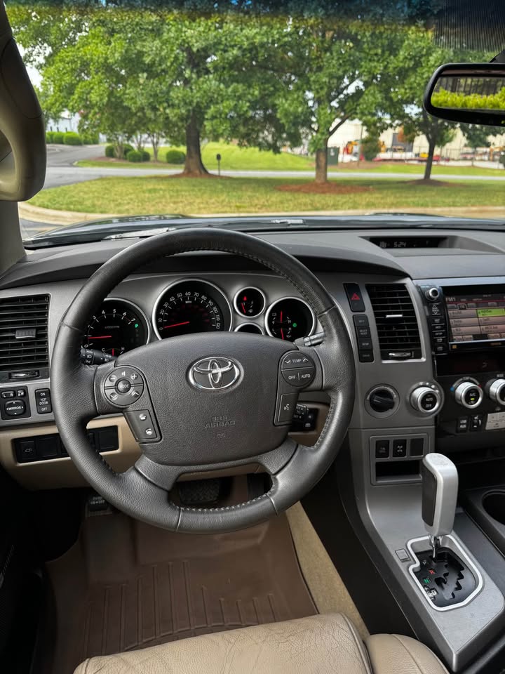 2010 Toyota Sequoia Limited 4WD photo 15