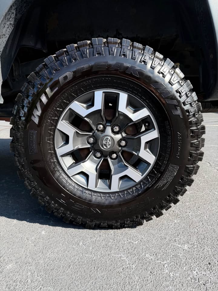2014 Toyota Tacoma V6 4x4 Crew Cab photo 17
