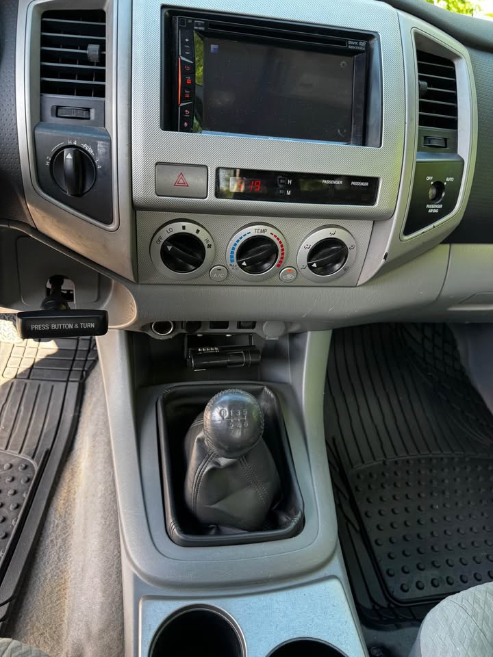 2011 Toyota Tacoma photo 13