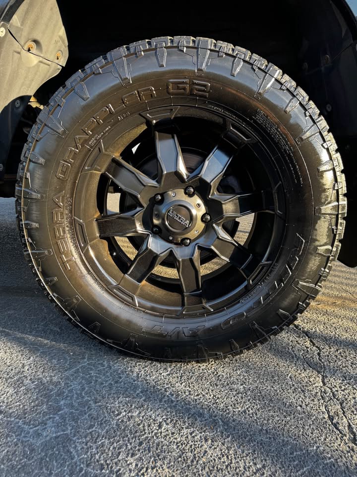 2012 Toyota Tundra Platinum CrewMax photo 17